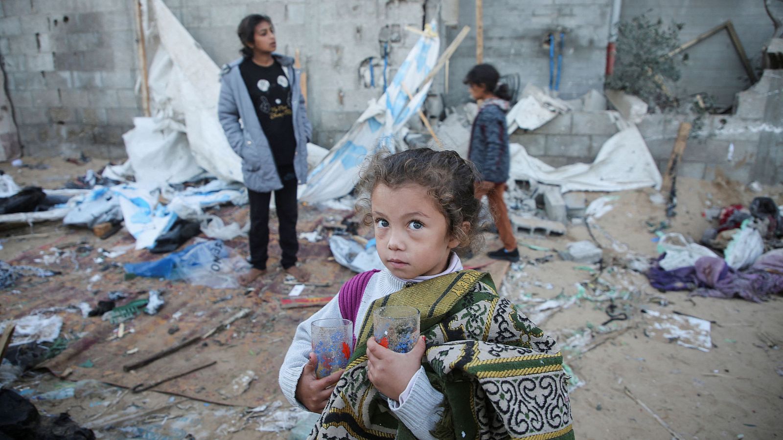 Niñas palestinas en un campo de refugiados de Jan Yunis, atacado por Israel