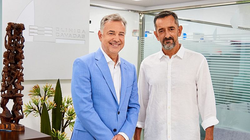 El Dr. Pedro Cavadas y otro hombre, en la Clínica Cavadas.  Imagen de plano general, posiblemente para una nota de prensa.