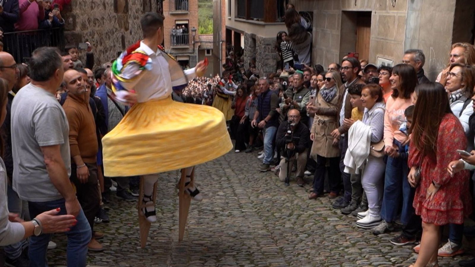 La danza de los zancos de Anguiano, un símbolo de destreza