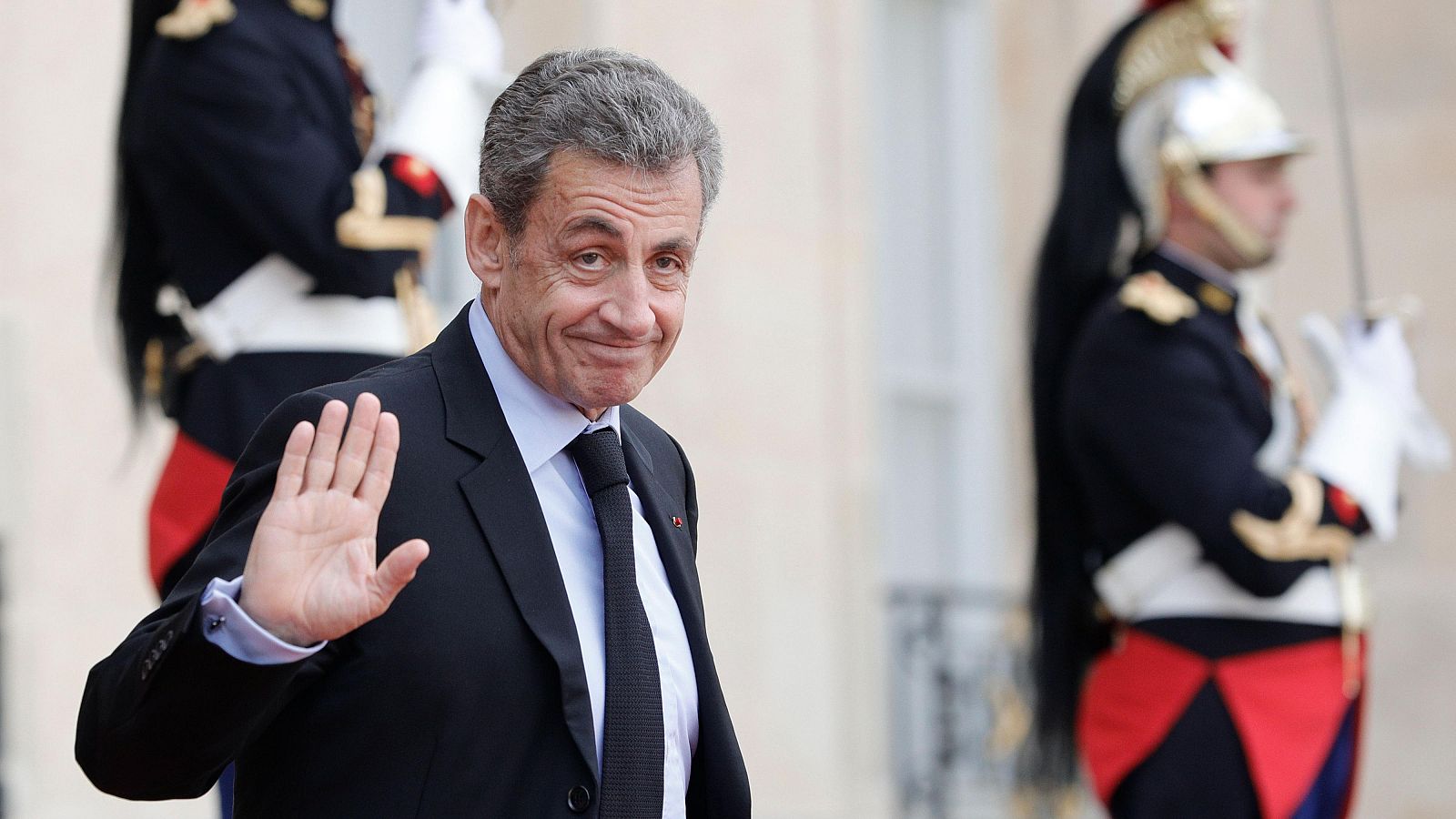 El expresidente Nicolas Sarkozy a las afueras de Elíseo 