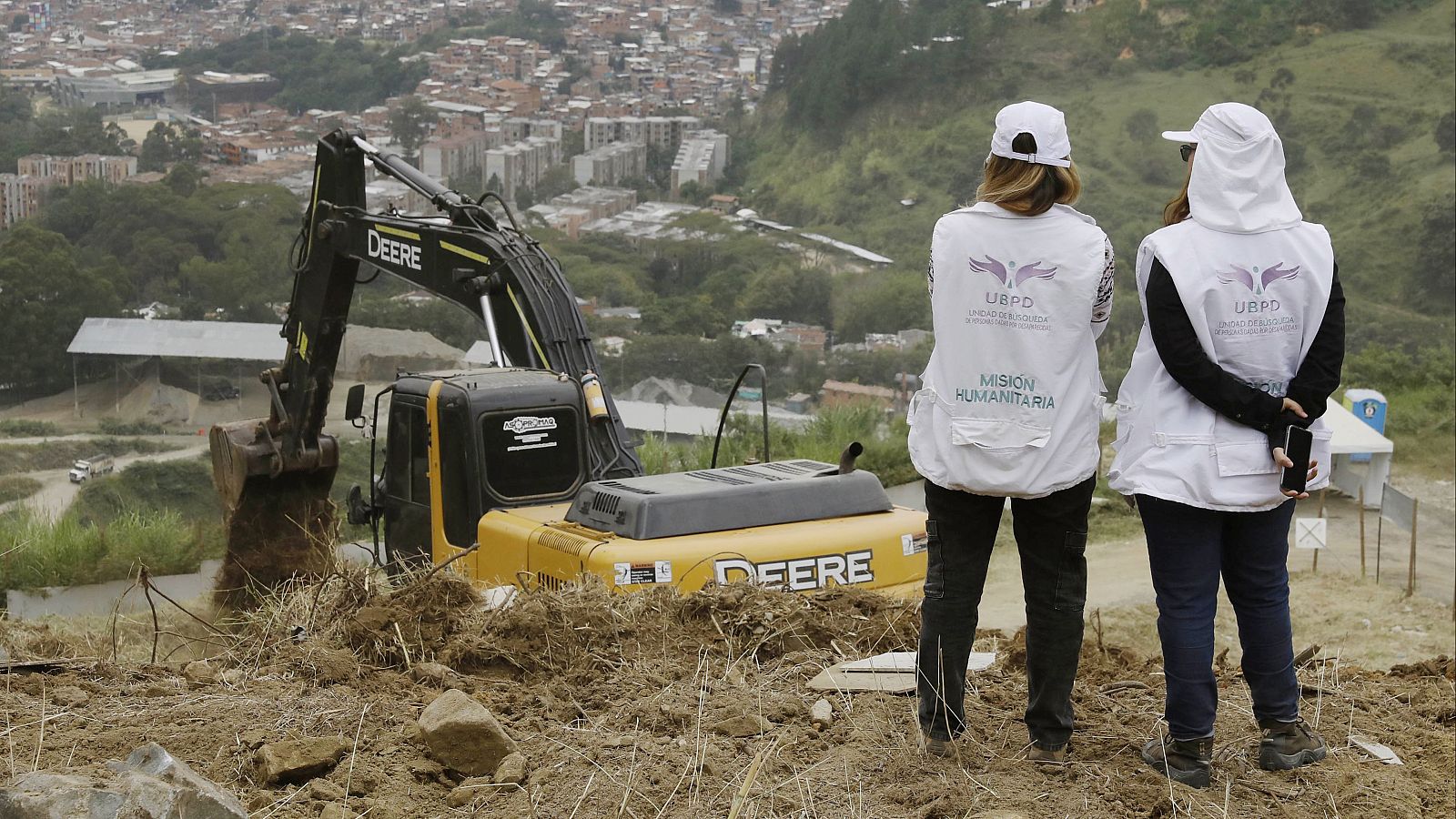 Funcionarios de la Unidad de Búsqueda de Personas Desaparecidas en La Escombrera, en la Comuna 13 de Medellín