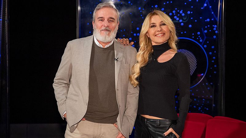 Hermanos actores españoles, Fernando y Cayetana Guillén Cuervo, sonríen a cámara en un estudio de televisión. Él lleva chaqueta beige y jersey marrón; ella, jersey negro y pantalones de cuero.