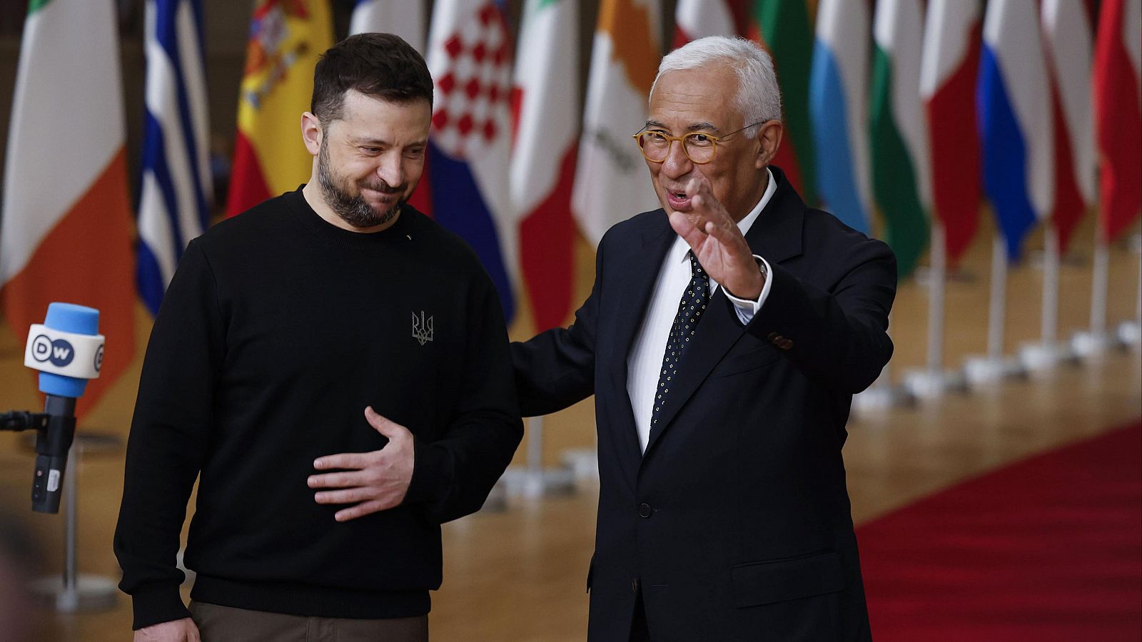 El presidente de Ucrania, Volódimir Zelenski junto al presidente del Consejo Europeo, Antonio Costa, en la cumbre de Bruselas