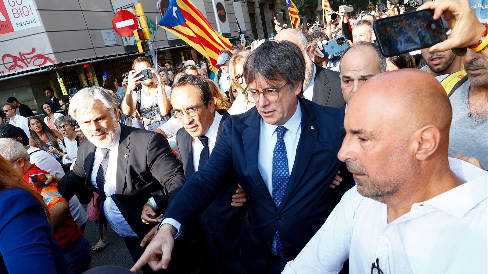 El expresidente catalán Carles Puigdemont llega a su acto de bienvenida junto al Parlament en Barcelona