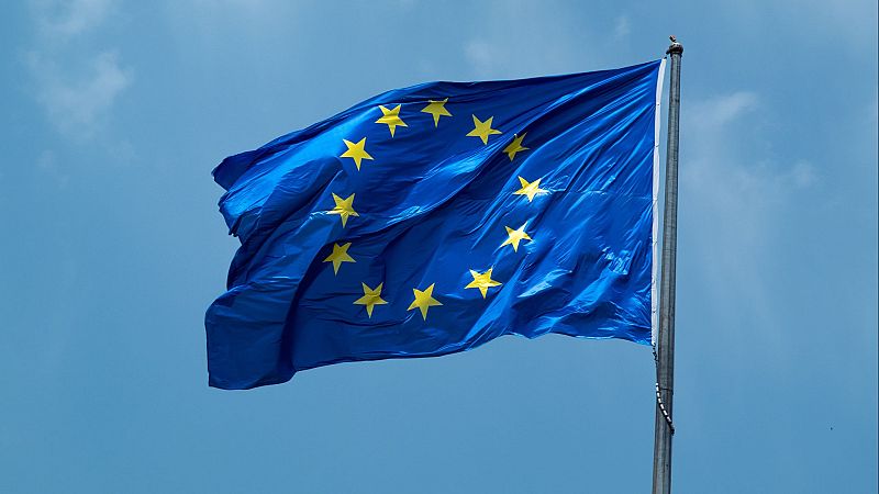 Bandera europea ondeando, mostrando sus pliegues.  Ilustra una noticia sobre una solicitud de fondos europeos.