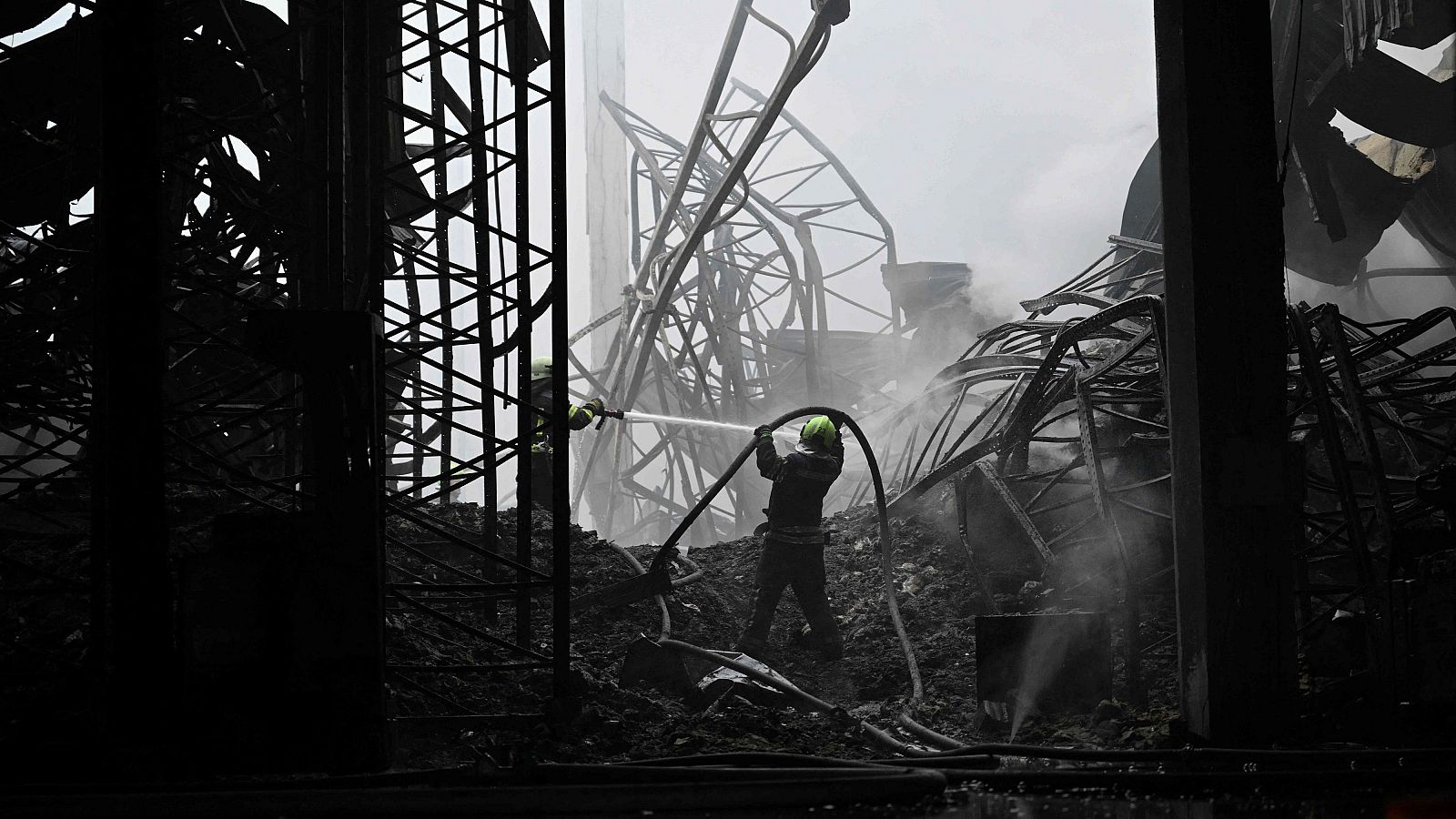 Rescatistas ucranianos trabajan en el lugar de un ataque con drones rusos en el distrito de Boryspil de la región de Kiev