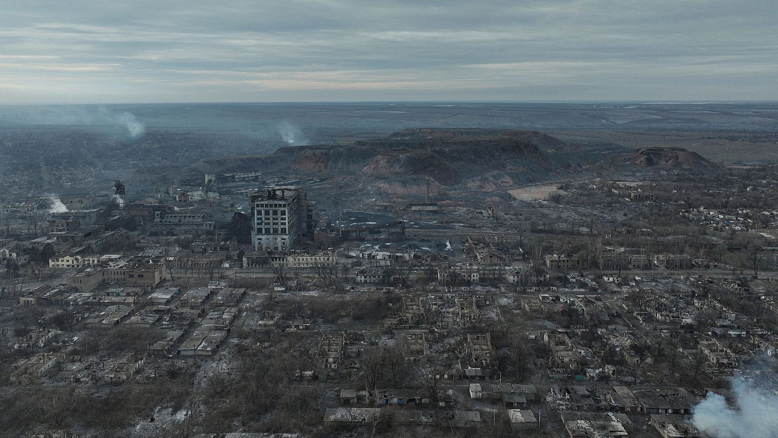 Destrucción en Toretsk, Ucrania.  Edificios en ruinas, humo y un edificio alto dañado son visibles en esta imagen aérea.