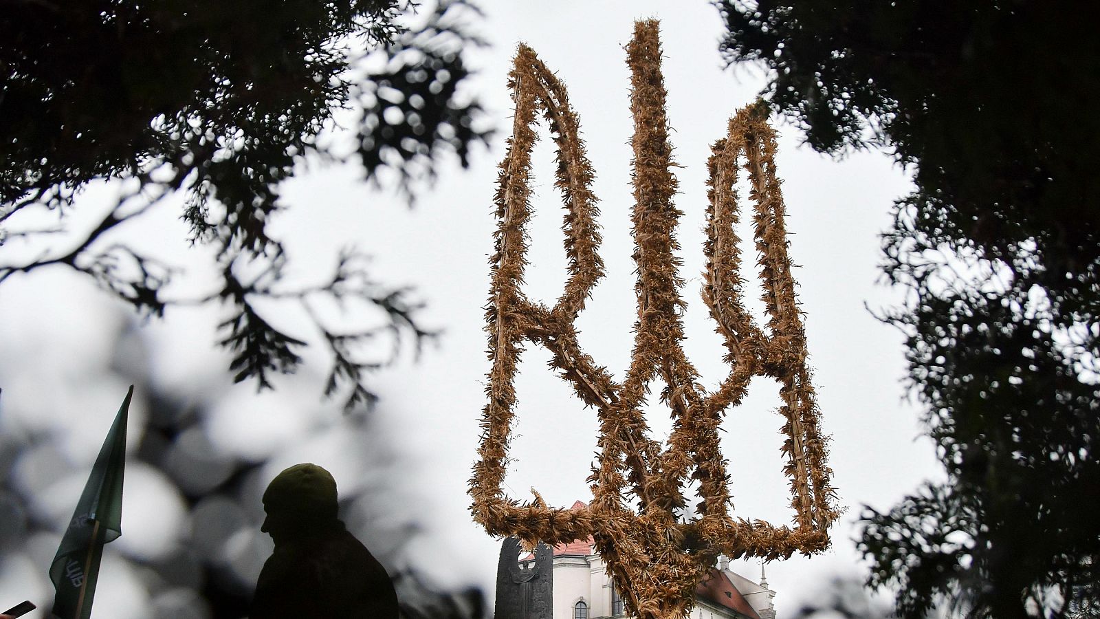 Un Didukh, una decoración navideña tradicional ucraniana, hecha con gavillas de trigo en forma de tryzub, el escudo de armas de Ucrania, ubicado en el centro de Leópolis