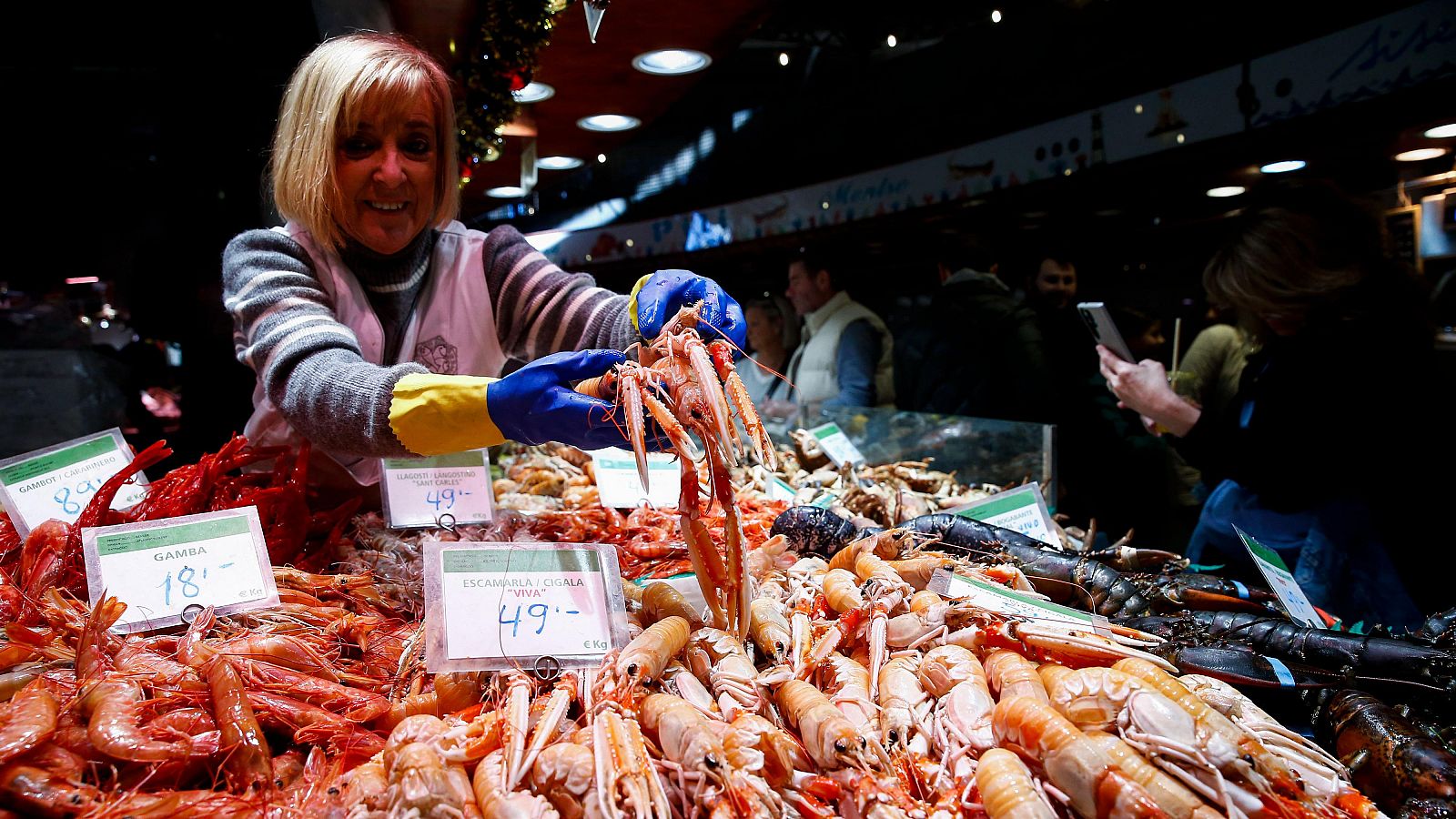 Una parada de marisc de la Boquería de Barcelona durant la vigilia dels àpats de Nadal