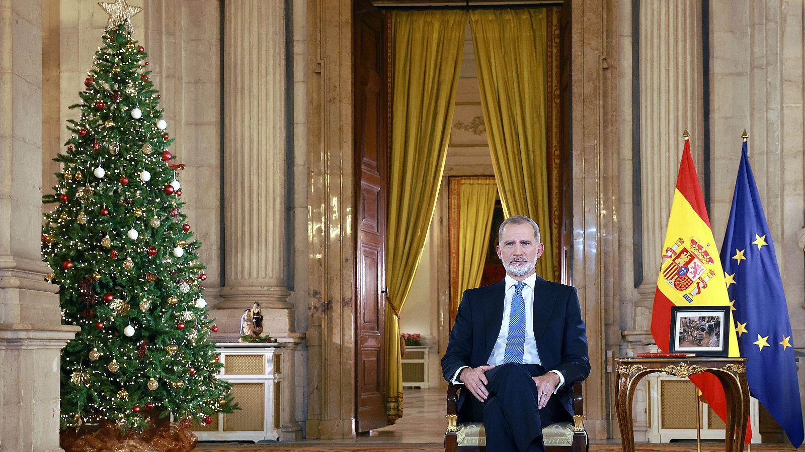 El rey Felipe VI, en el Salón de Columnas del Palacio Real, durante su tradicional mensaje navideño