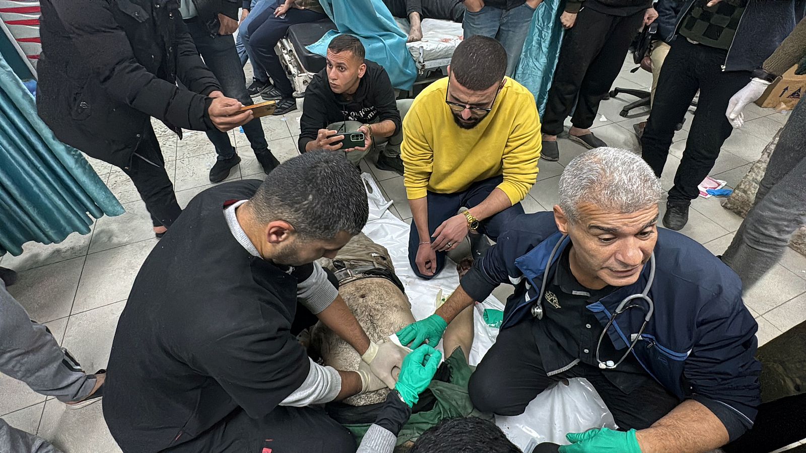 Palestino herido recibe asistencia en el hospital Kamal Adwan