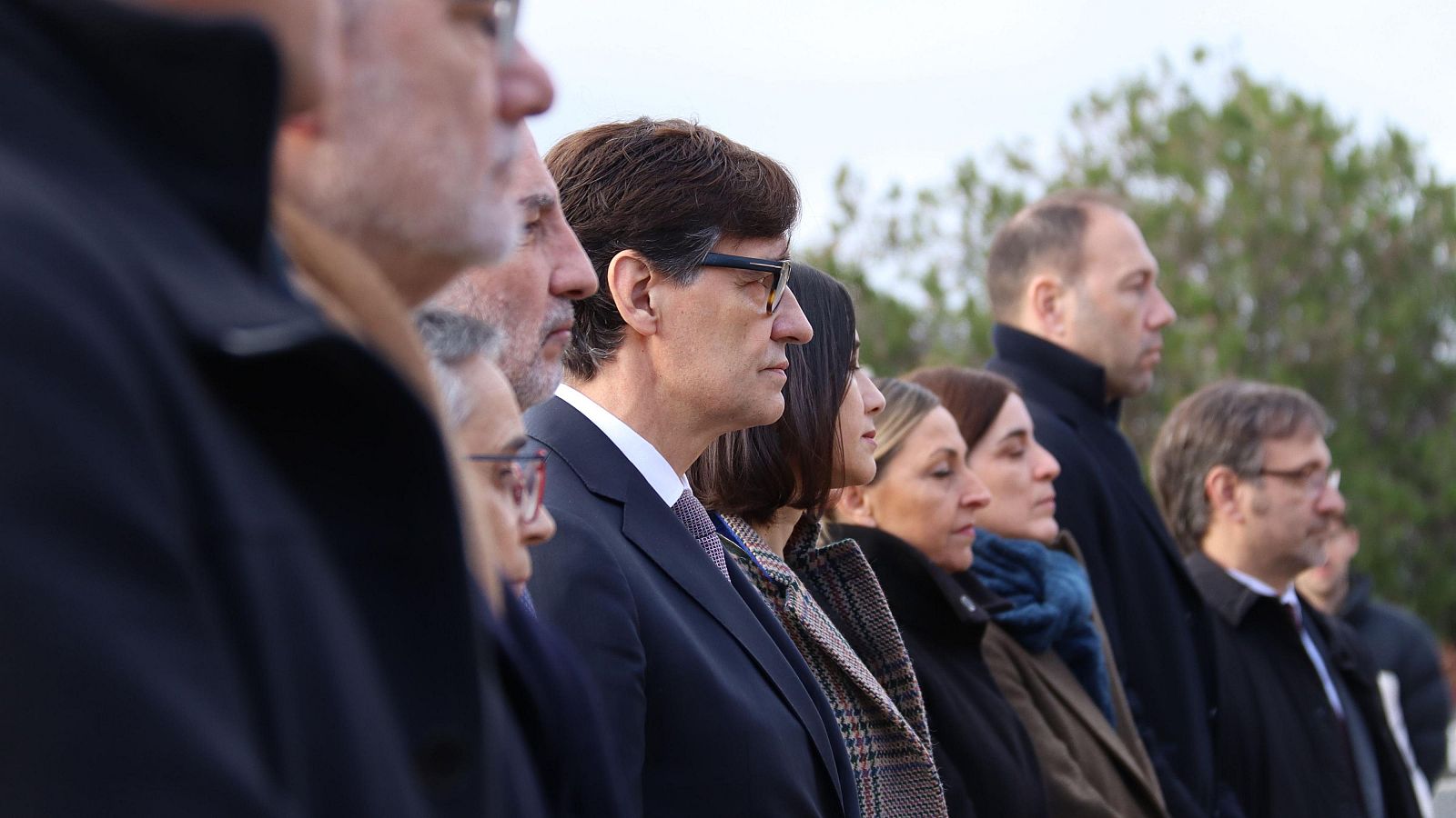 El president del Govern, Salvador Illa, amb part dels consellers durant l'ofrena floral a Macià (ACN | Maria Pratdesaba)