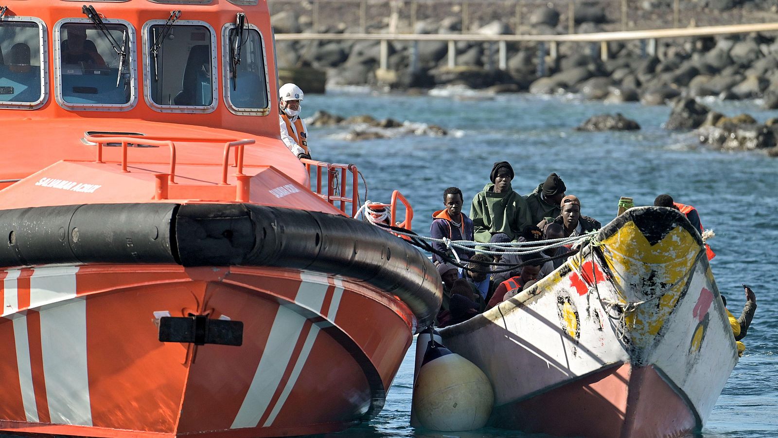 Seis cayucos ocupados por más de 300 inmigrantes llegan a Canarias el día de Navidad