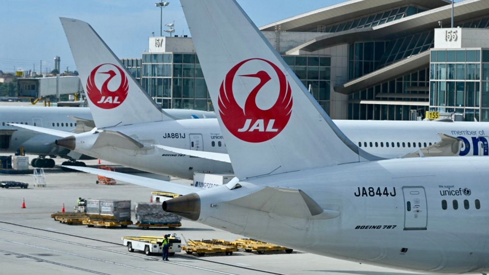 Dos aviones de la compañía Japan Airlines en Los Angeles, California