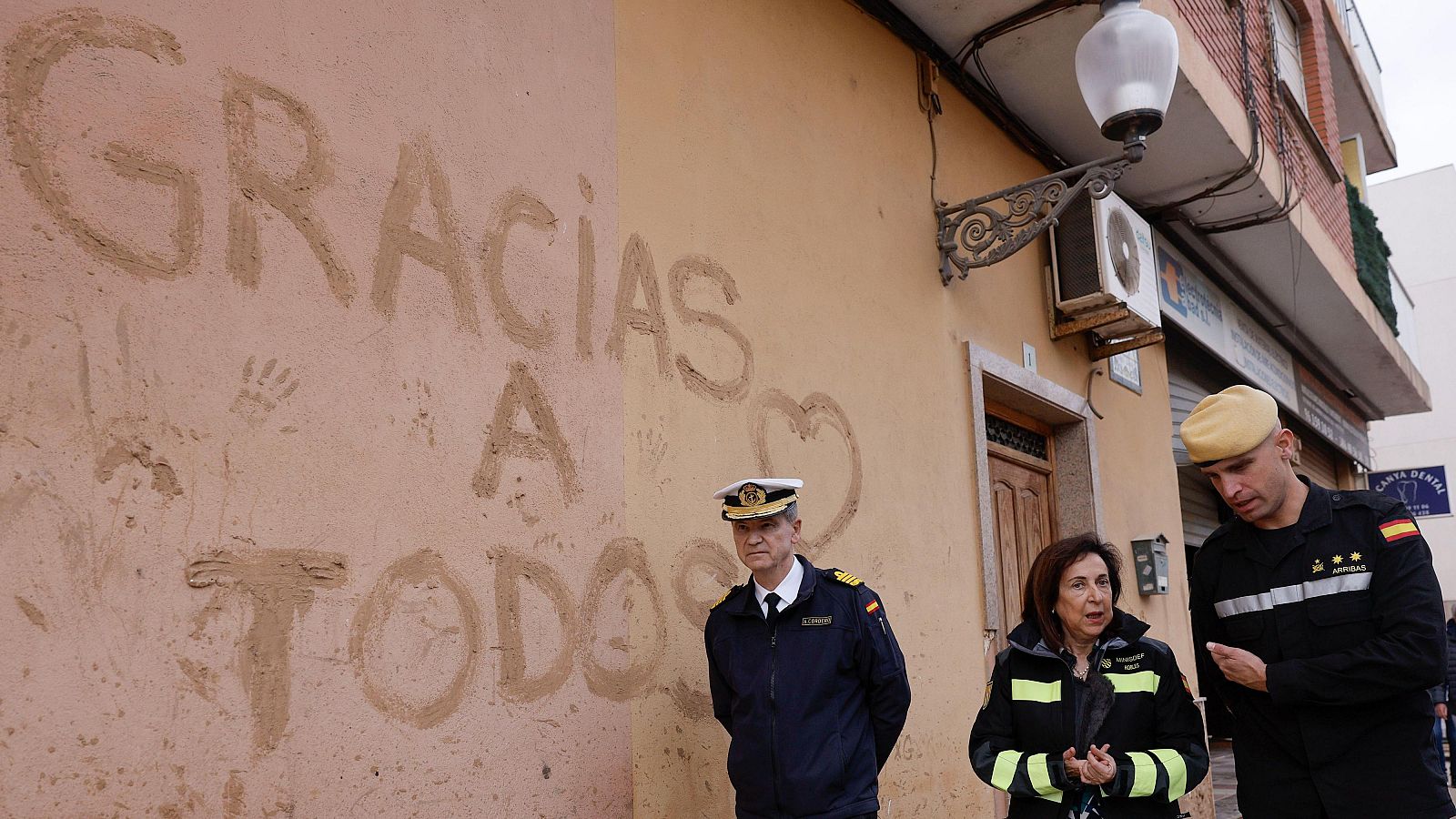 Margarita Robles vista de nuevo varias localidades afectadas por la dana