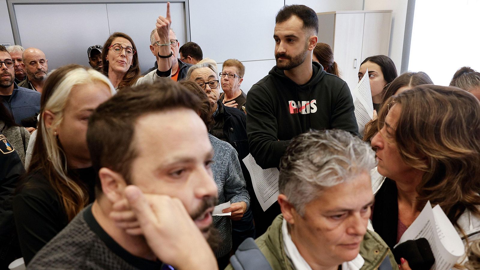 Vecinos de Alfafar piden la dimisión del alcalde y su equipo "por abandonar al pueblo" en un pleno de gran tensión