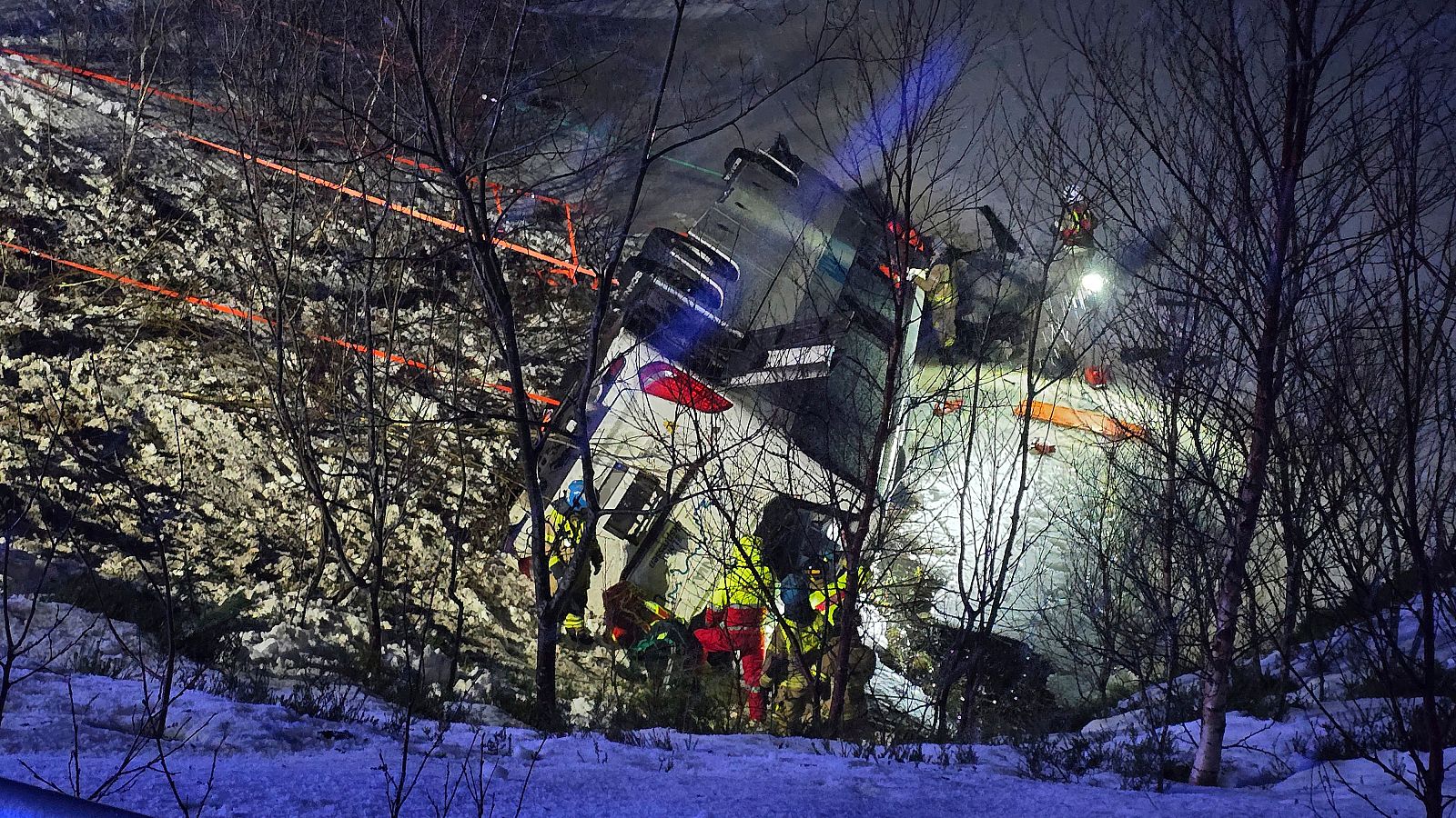 Tres personas mueren debido a la caída de un autobús en un lago en Noruega