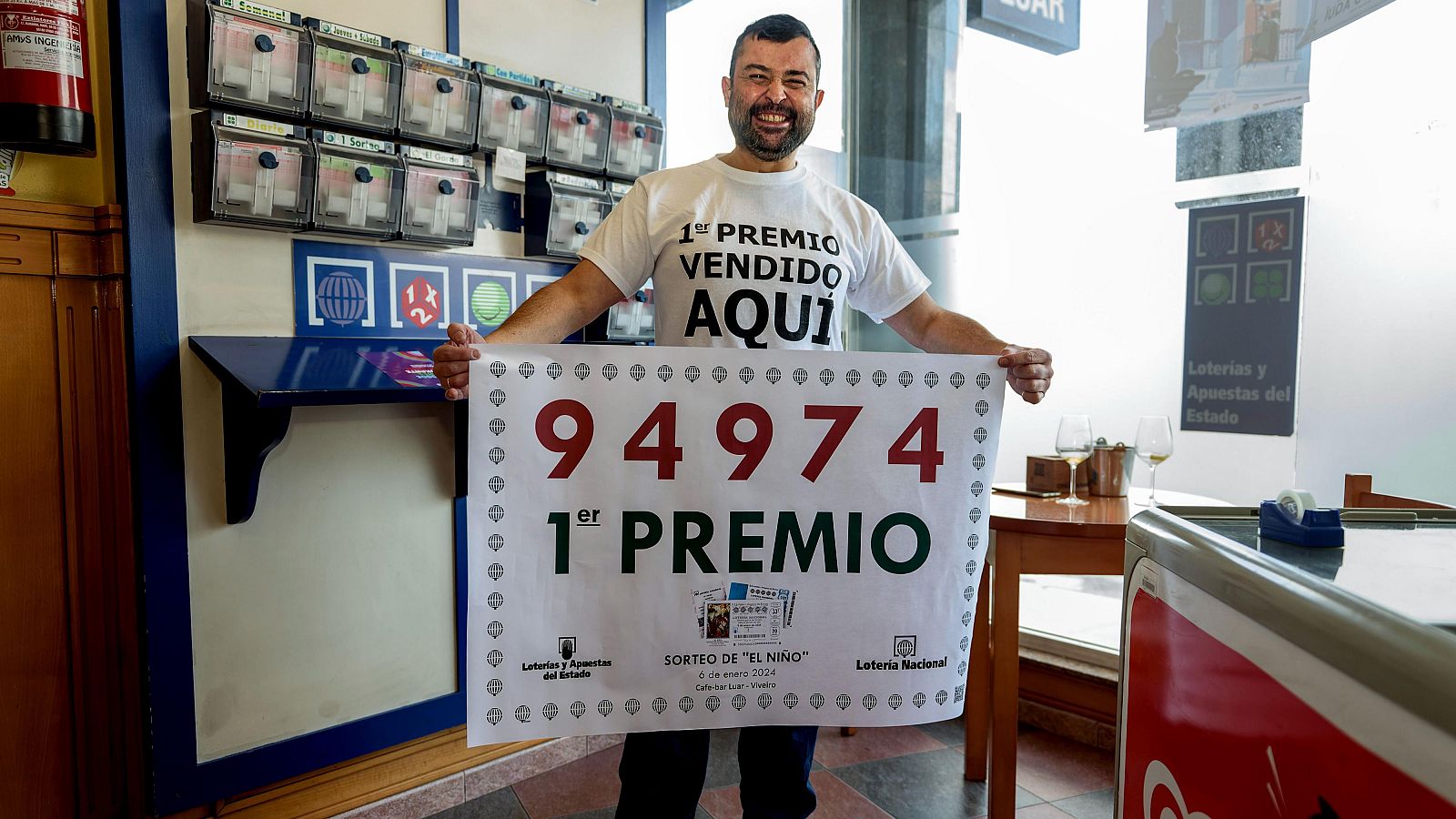 Lotería del Niño: El dueño del bar Luar de Viveiro (Lugo), celebrando el primer premio