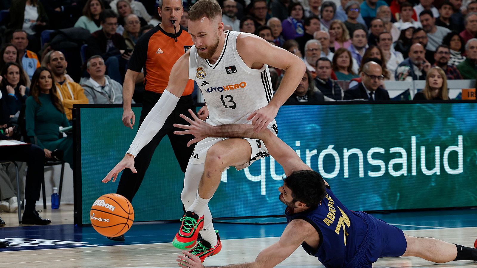 El alero bosnio del Real Madrid Dzanan Musa (i) bota el balón ante el alero español del Barcelona Álex Abrines (d) durante el partido de la Liga Endesa entre Real Madrid y FC Barcelona, este domingo en Madrid.