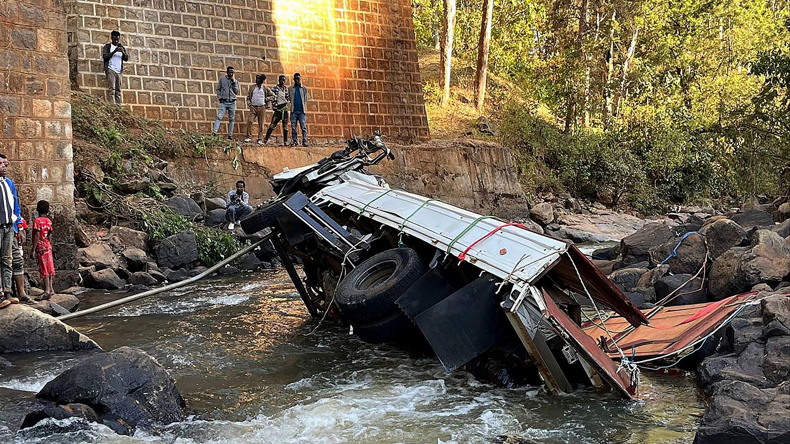 Al menos 71 personas mueren por la caída de un camión a un río en Etiopía