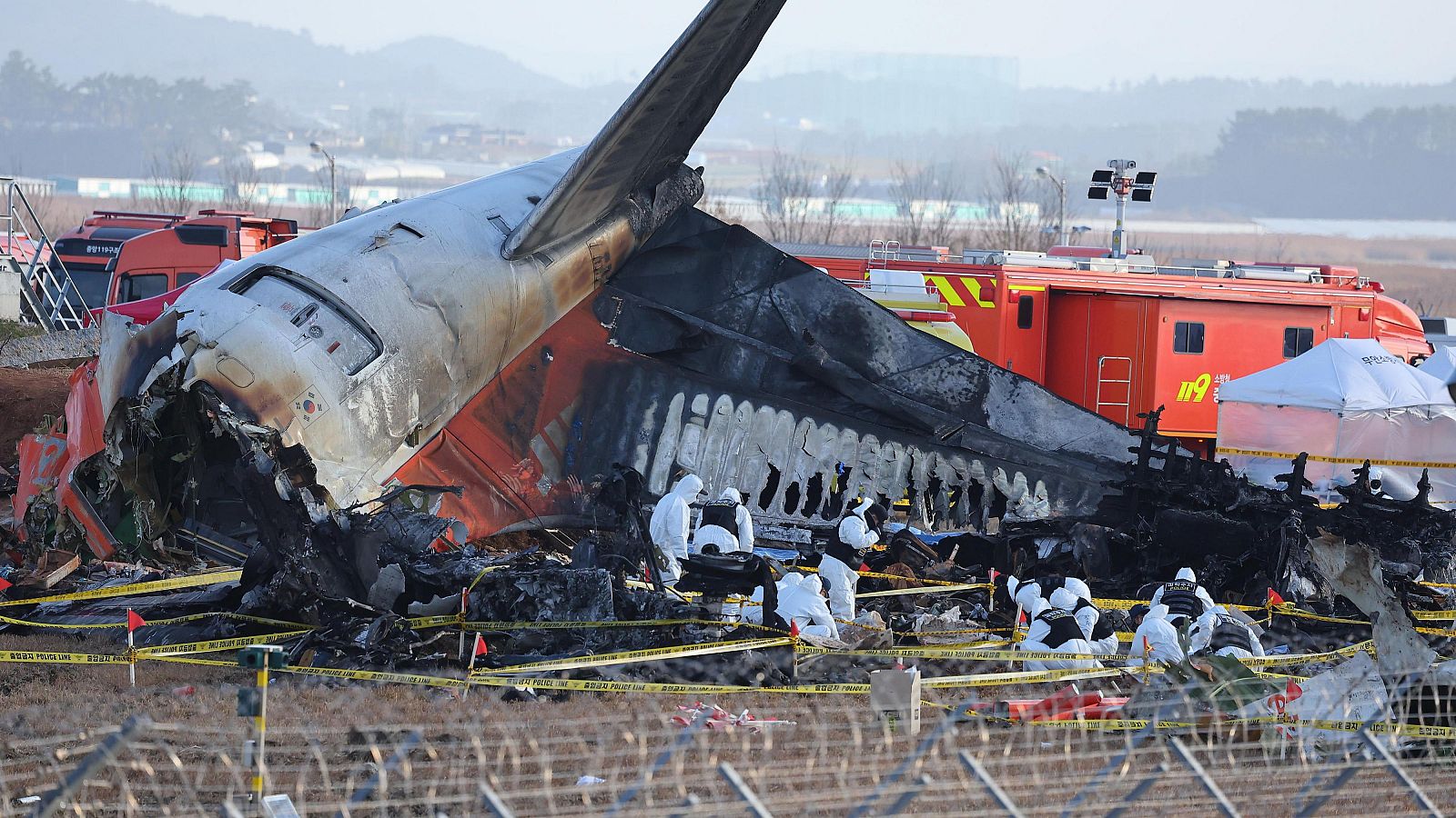  Un equipo forense de la Policía investiga en el lugar del accidente aéreo en Muan, Corea del Sur