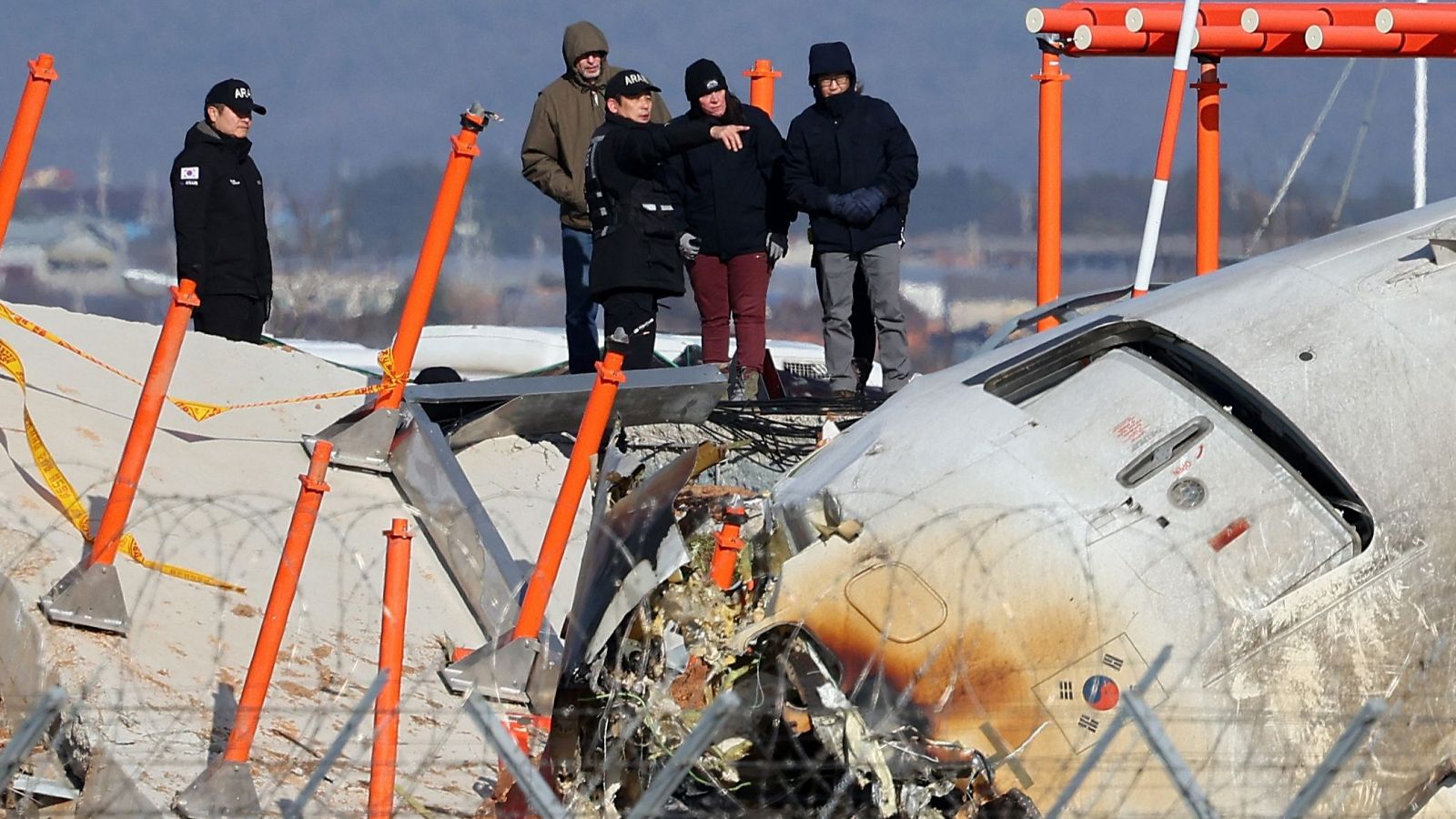 Investigadores junto a los restos del avión accidentado en Muan, Corea del Sur