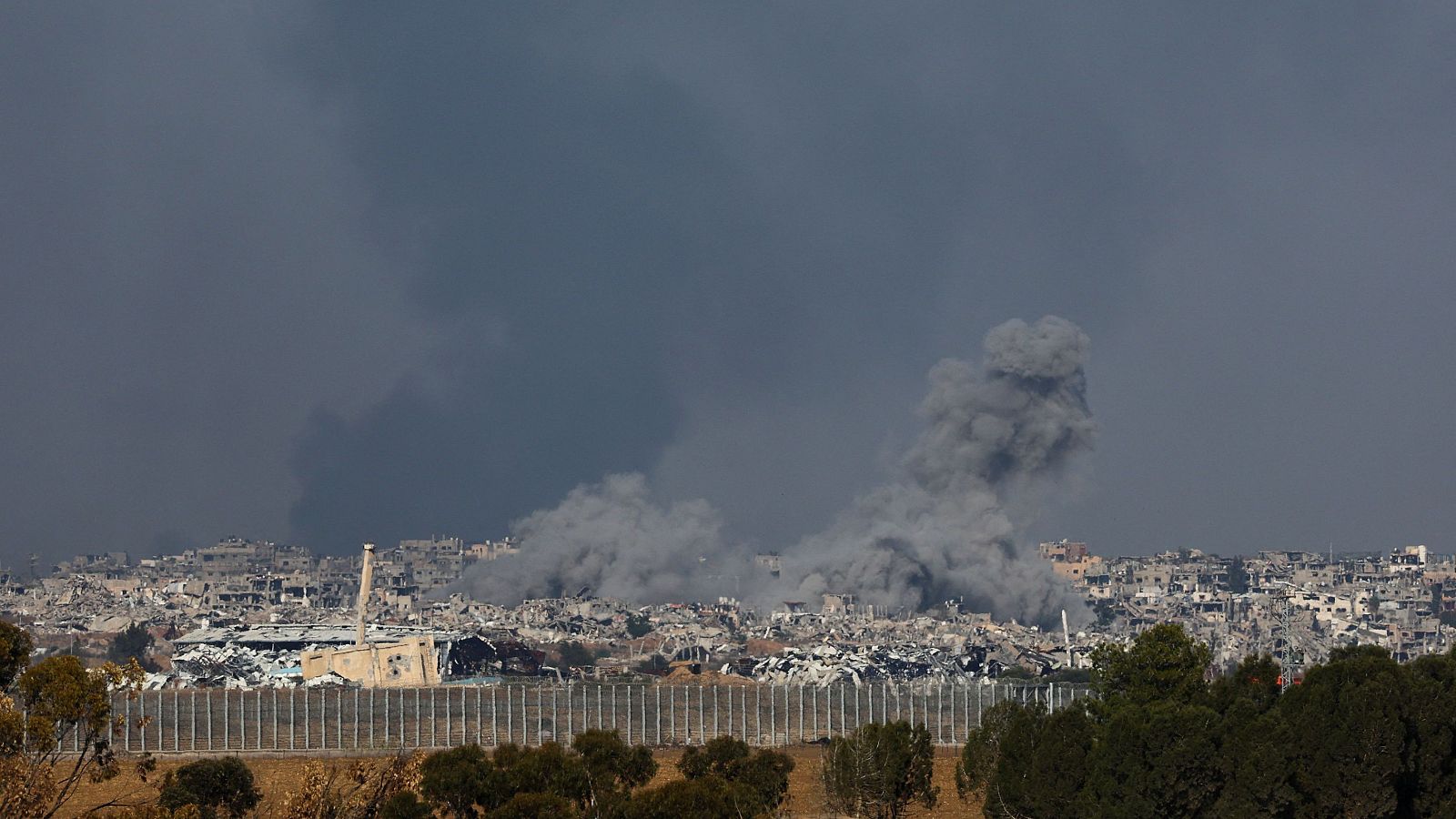 Nube de humo tras ataques israelíes en Gaza este 1 de enero