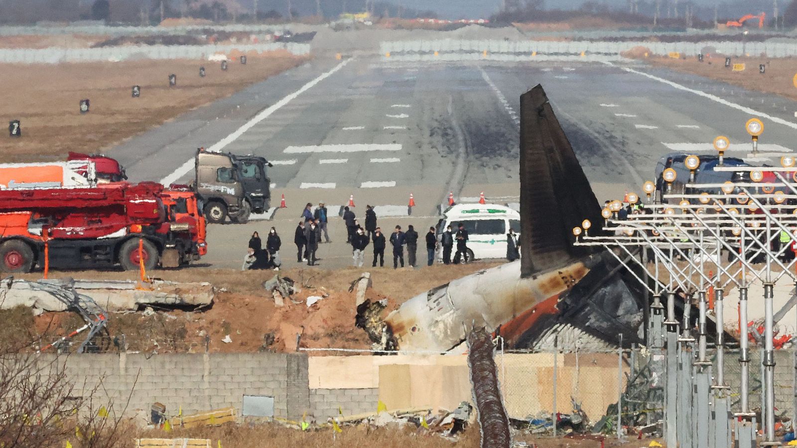 Los familiares de las víctimas visitan el lugar del accidente de Jeju Air en Muan, Corea del Sur