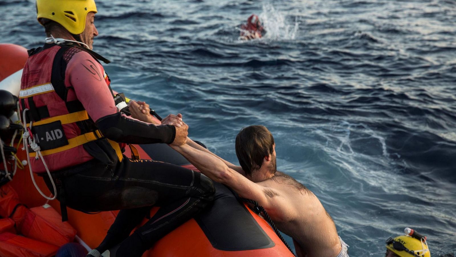 El equipo de rescatistas voluntarios de la organización española Maydayterraneo realizan entrenamientos en el puerto de La Valeta, Malta