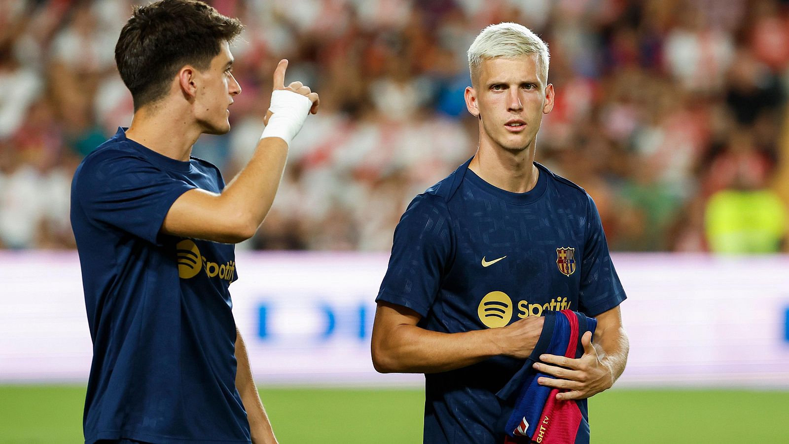 Los jugadores del FC Barcelona Dani Olmo (d) y Pau Víctor, durante el calentamiento previo a un partido de Liga de esta temporada