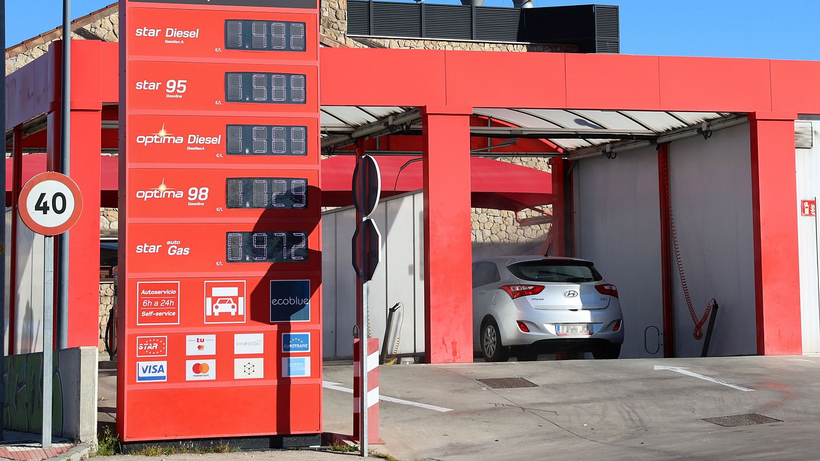 El precio de los carburantes sigue subiendo y arranca 2025 con nuevos máximos desde verano