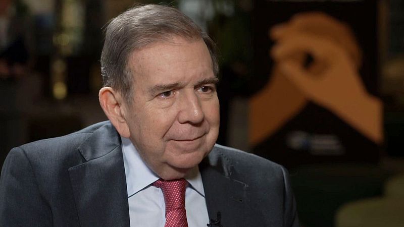 Líder opositor venezolano en entrevista, traje gris oscuro y corbata roja con puntos blancos, expresión seria mirando a la derecha.