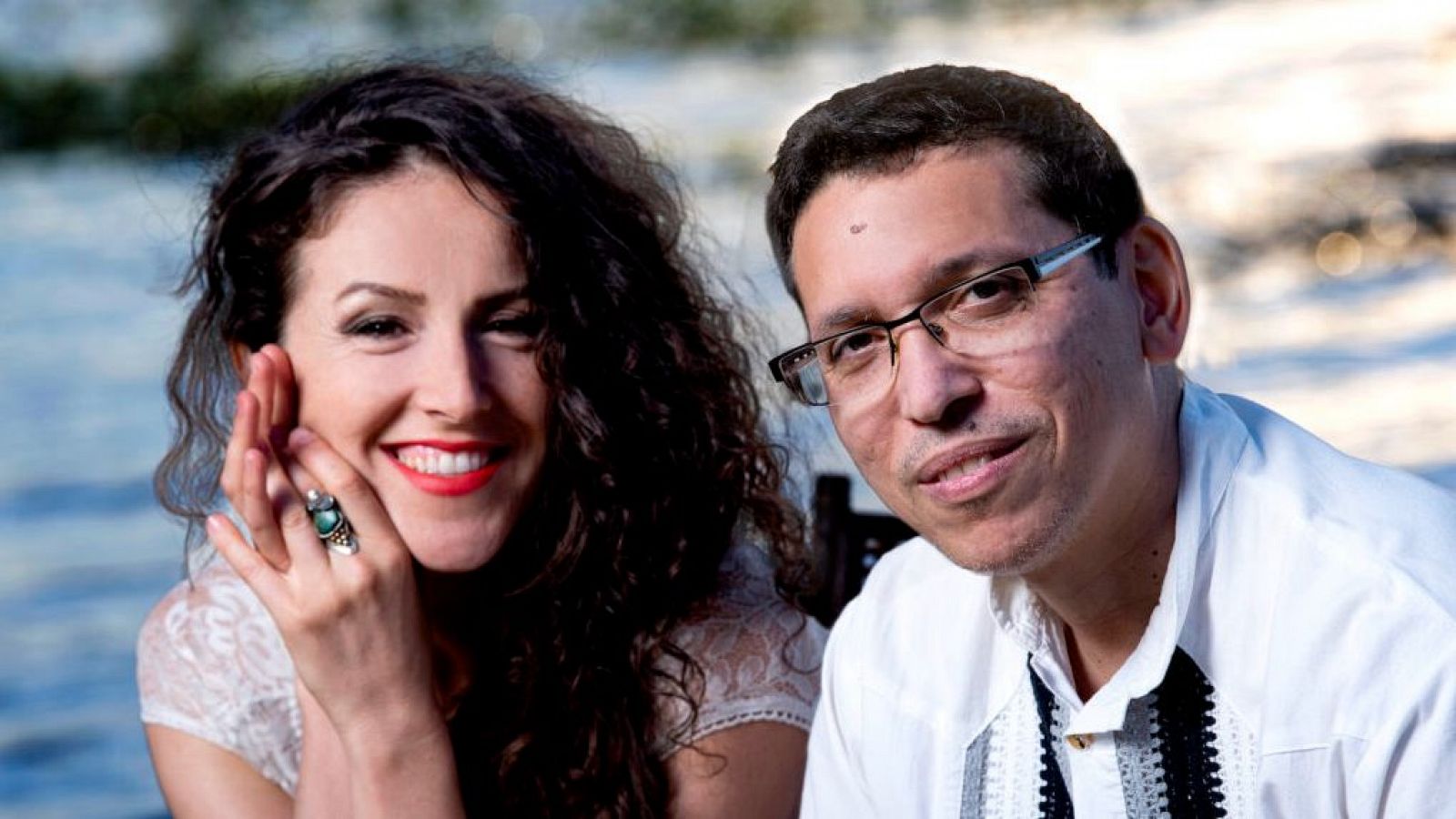 Fotografía de dos músicos, hombre con gafas y mujer con cabello rizado, posiblemente en un evento llamado "Las noches del Monumental", con el título "Olas y Arenas".