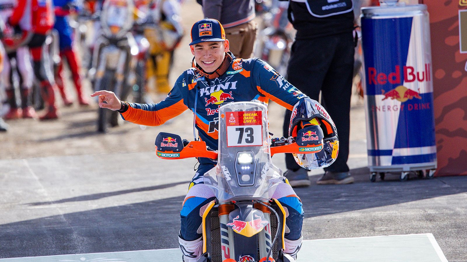 El piloto Edgar Canet celebra en el podio sobre su moto KTM la victoria en la etapa prólogo del Dakar 2025 en la categoría Rally 2