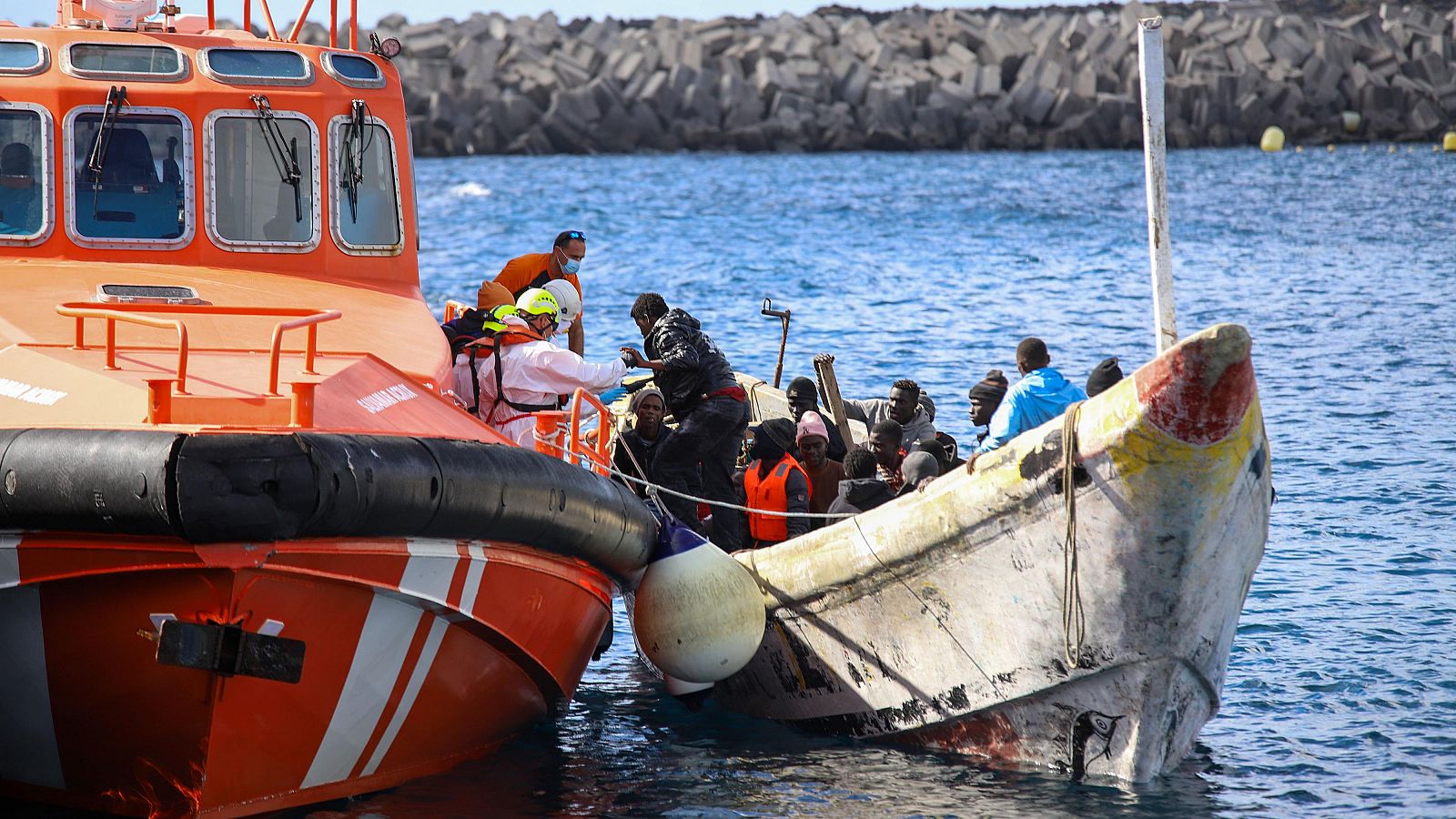 Salvamento Marítimo rescata a migrantes en un cayuco en El Hierro