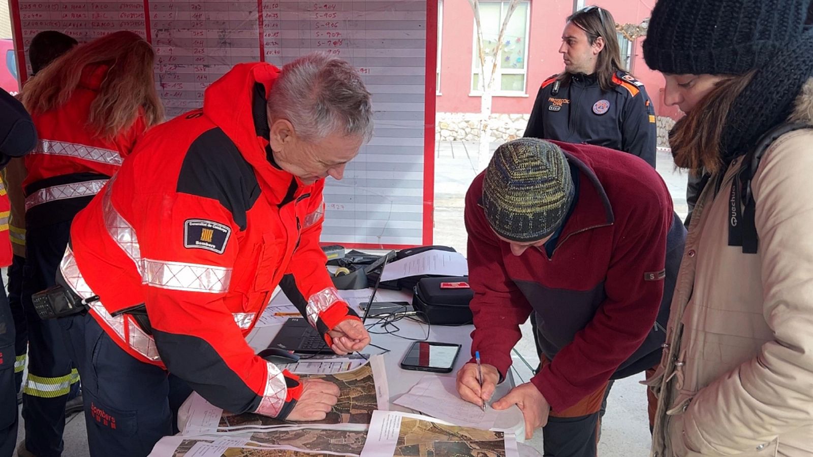 El sotsinspector de Bombers i cap d’intervenció, Toni Valdepeñas, agafant les dades d'un dels grups de voluntaris | ACN