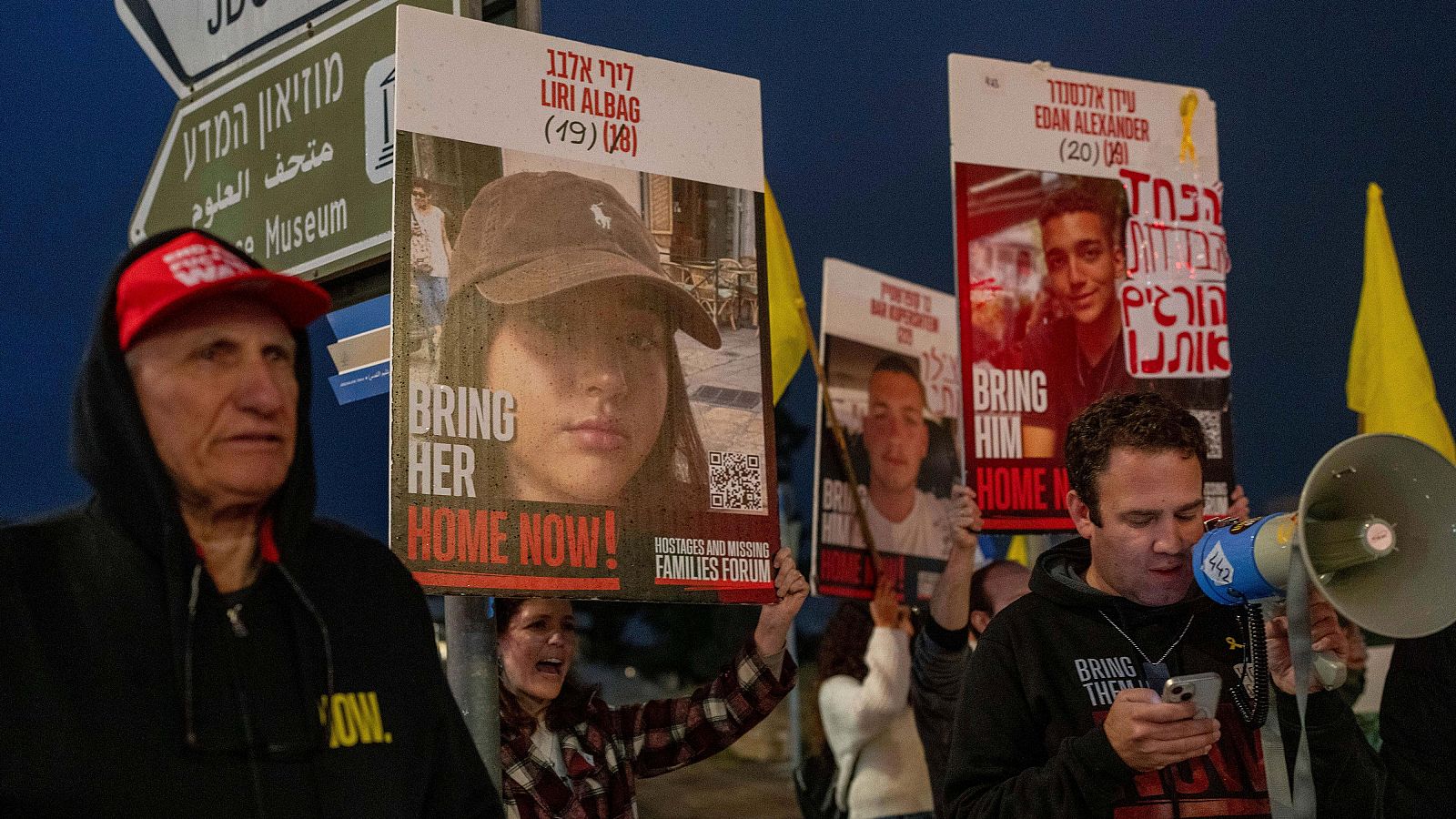 Manifestantes israelíes frente a la oficina del primer ministro en Jerusalén sostienen fotografías de Liri Albag y otros rehenes 