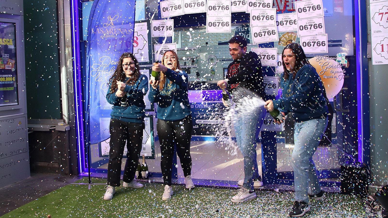 L'equip de l'administració de loteria de les Arenas celebra la venda del segon premi d'el Nen  (