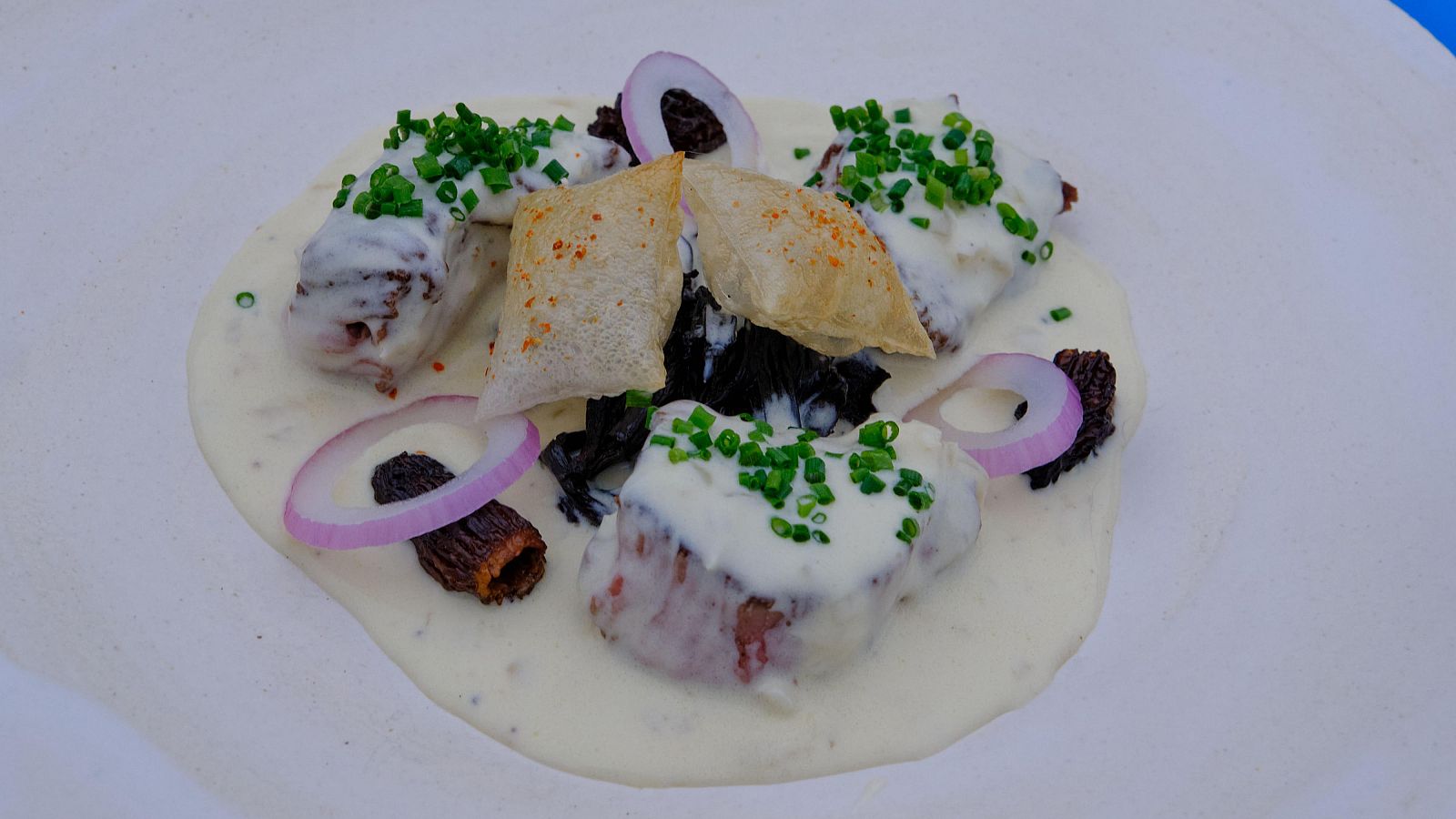 Estrogonoff de ternera con suflé de arroz y setas.  Salsa clara, carne tierna, suflé esponjoso, setas y cebolla morada.