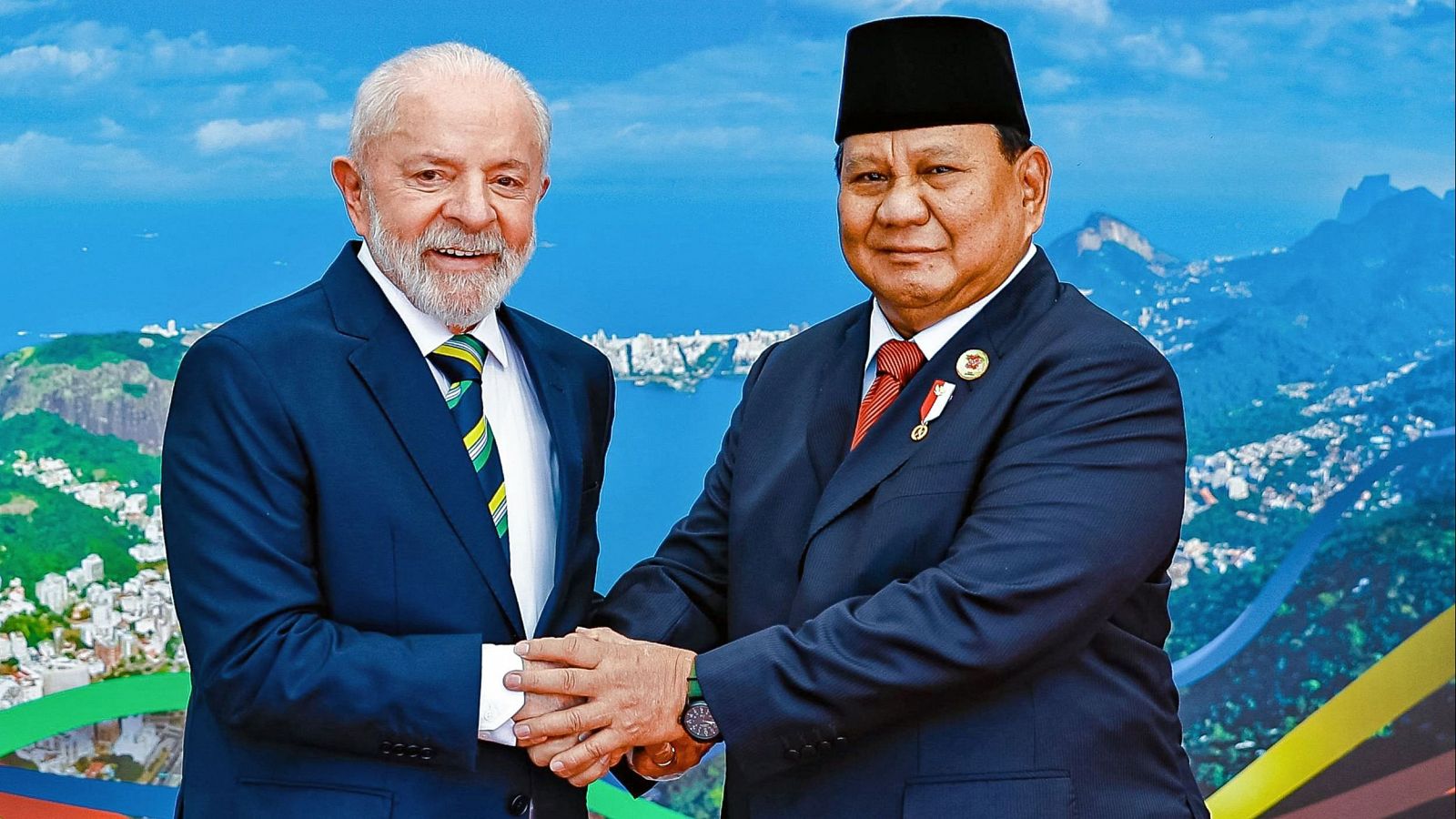 El presidente de Brasil, Luiz Inácio Lula da Silva, con su homólogo de Indonesia, Prabowo Subianto