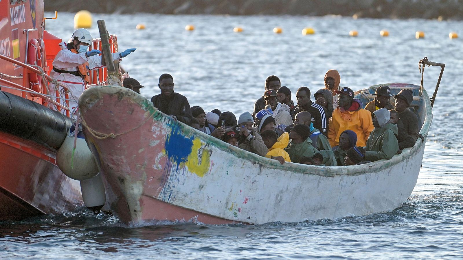 Cuatro embarcaciones con al menos 350 migrantes, entre ellos 24 menores, llegan en las últimas horas a Canarias