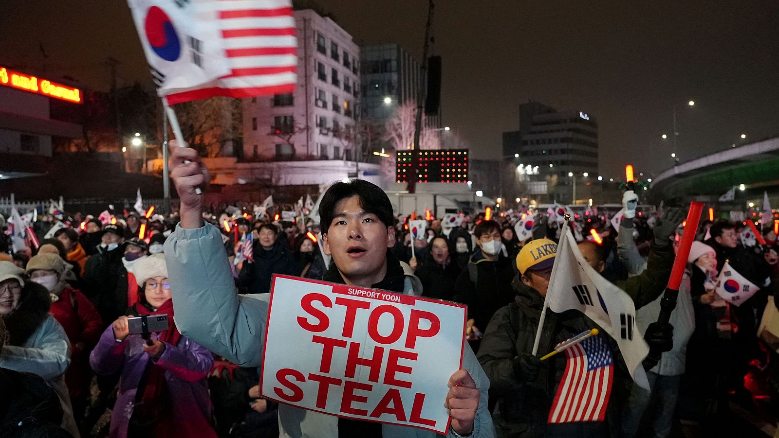 Estudiante surcoreano en una manifestación en apoyo al presidente destituido Yoon Suk-yeol, cerca de su residencia oficial en Seúl 