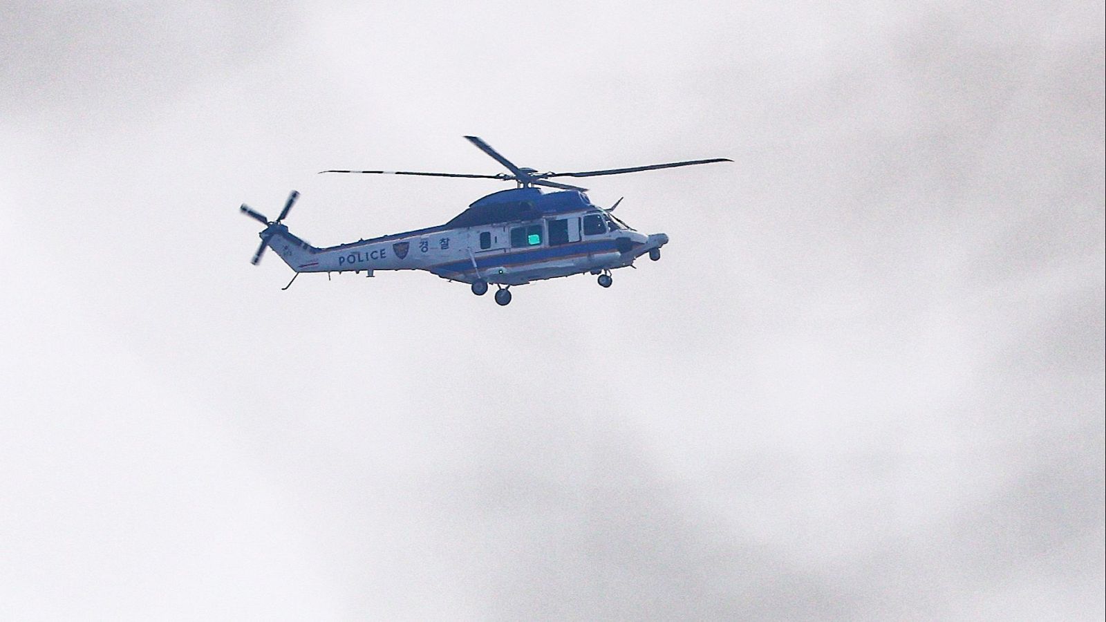 Un helicóptero policial vuela cerca de la residencia oficial del presidente Yoon Suk Yeol en Seúl, Corea del Sur