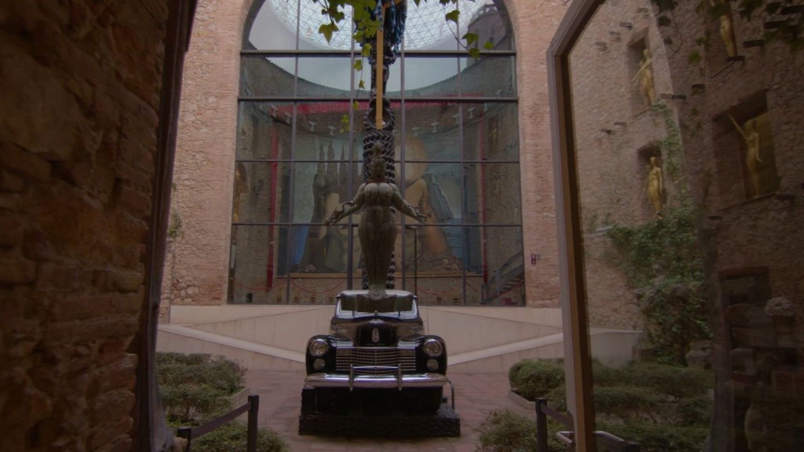 El Teatre-Museu Dalí a Figueres: art dins i fora l'edifici