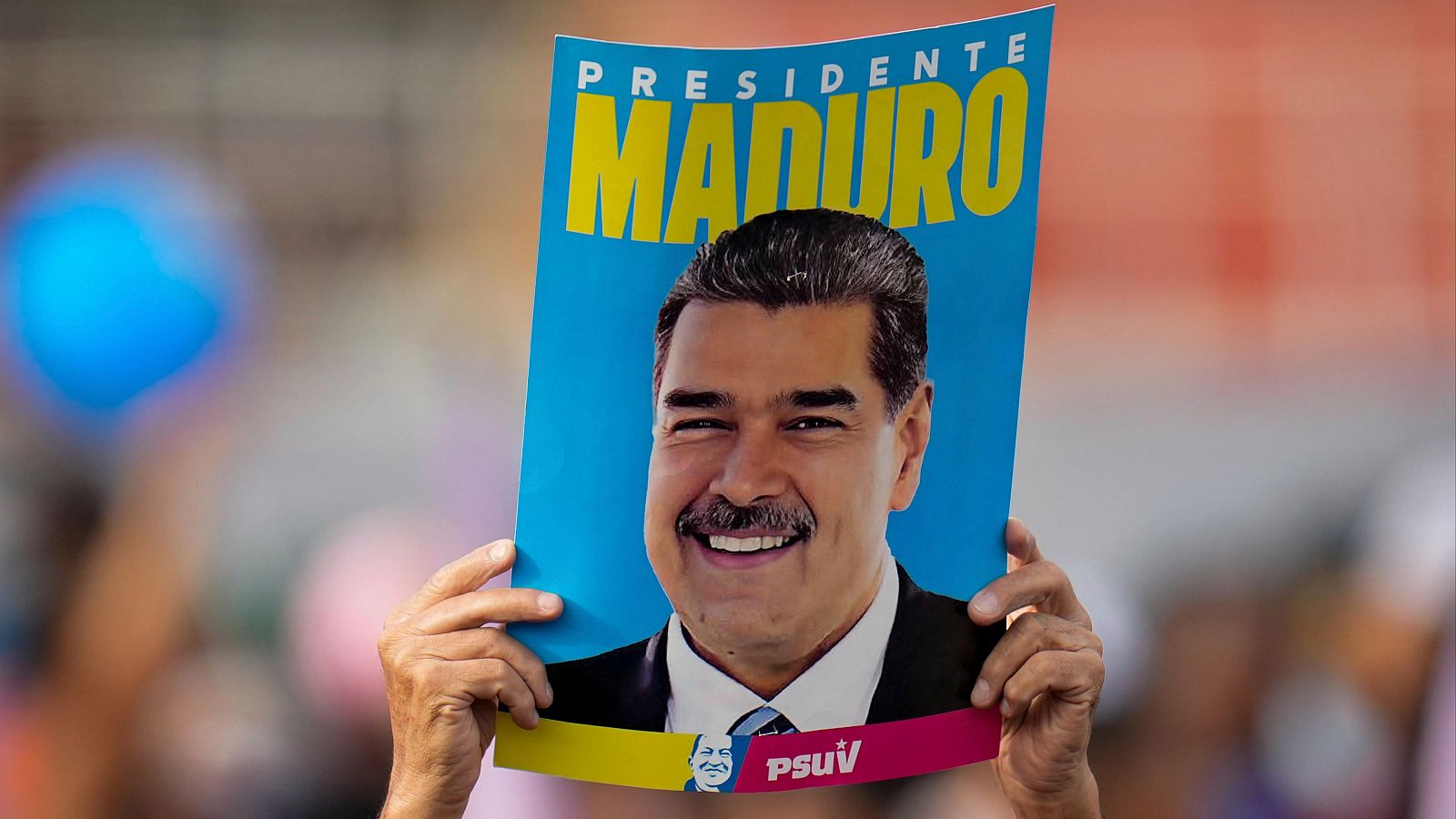 Un seguidor de Nicolás Maduro sostiene un cartel con su imagen en Caracas, Venezuela