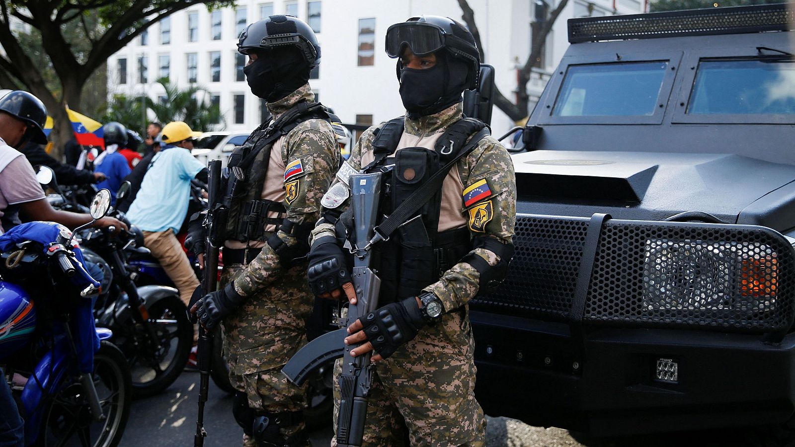 Dos militares venezolanos en Caracas