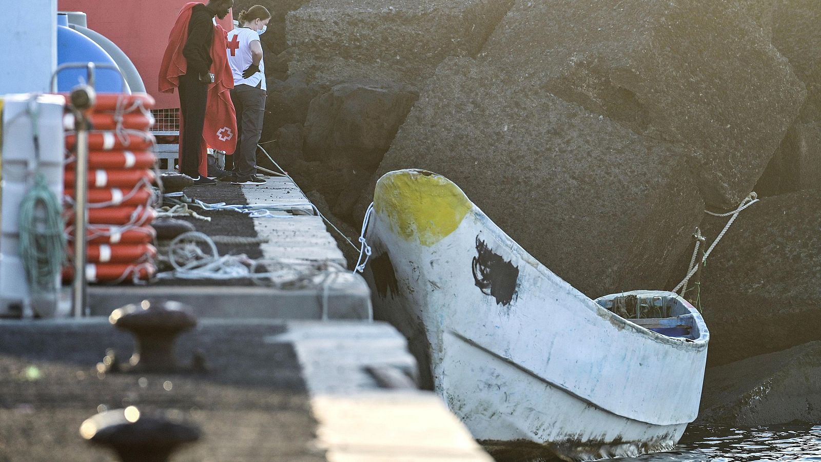 Un cayuco en el puerto de La Restinga, El Hierro