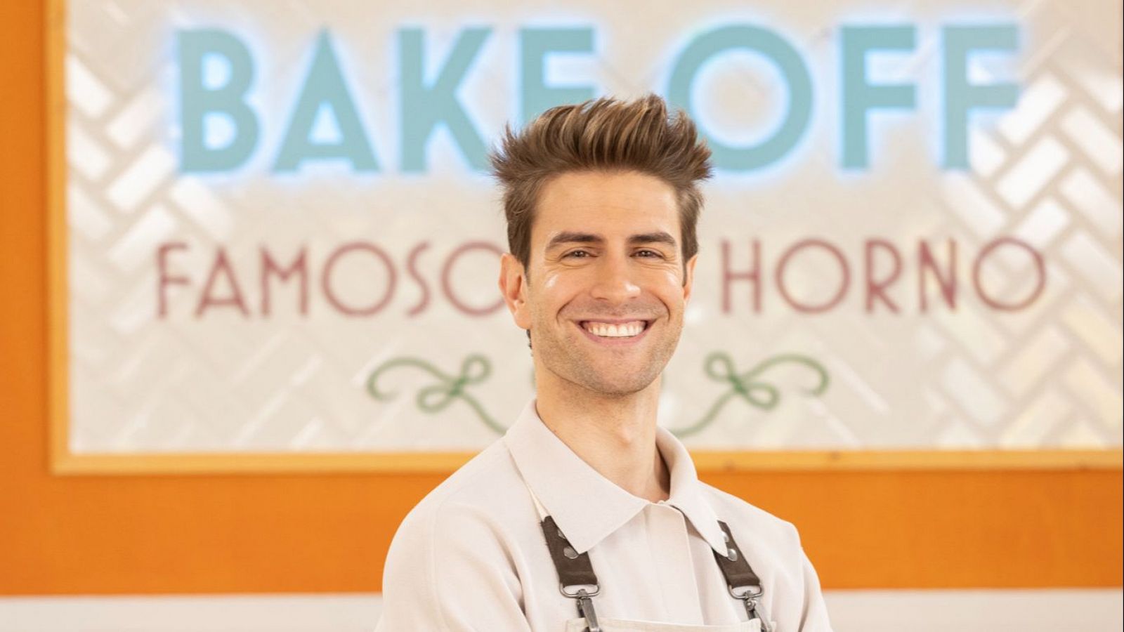 Mario Marzo sonríe ante la cámara, luciendo un delantal marrón y camisa crema, junto al logo de 'Bake Off Famosos al Horno' y el hashtag #Tendencias.