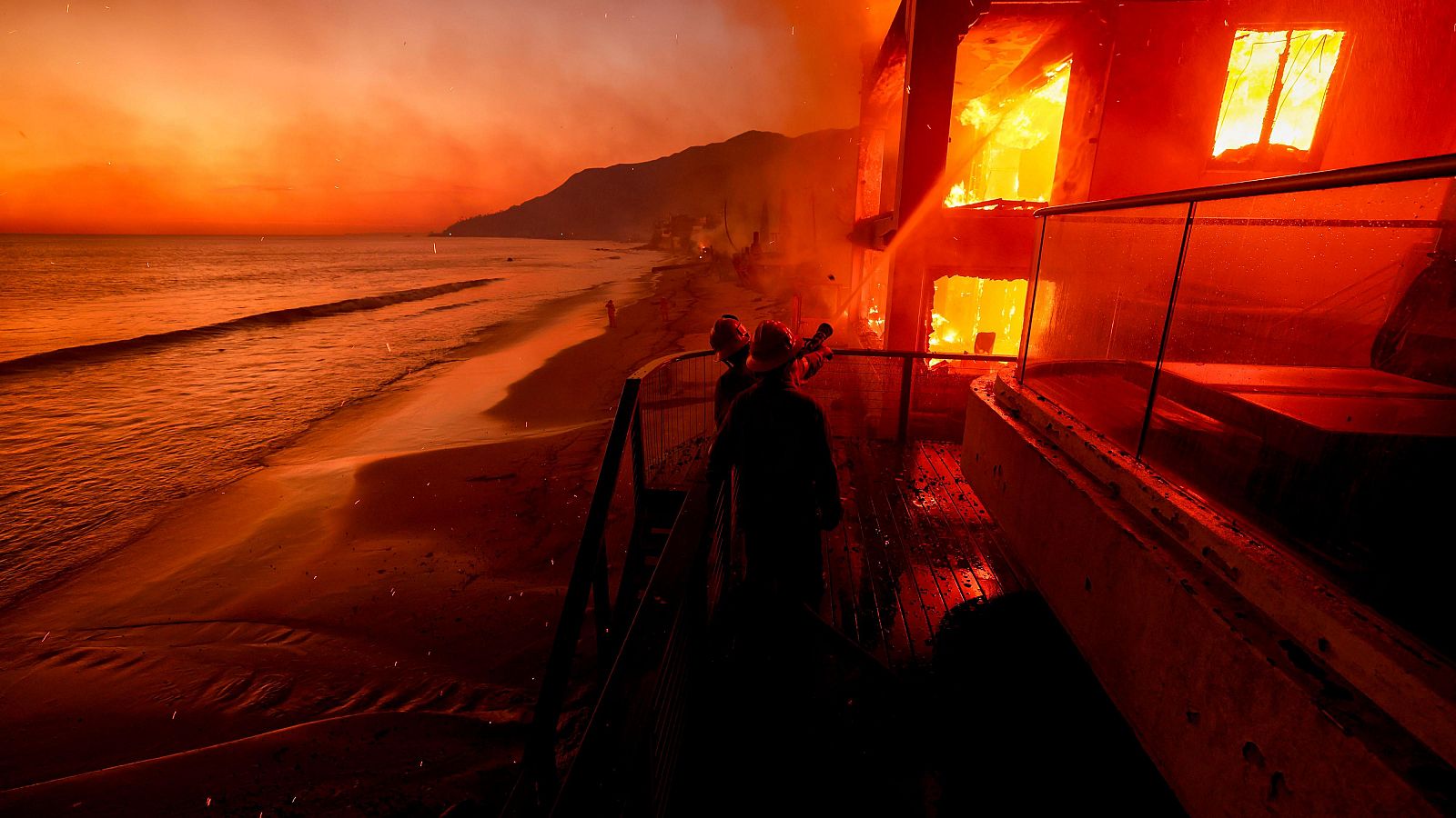 El fuego arrasa una casa frente al mar en Malibú, en uno de los incendios que rodea Los Ángeles (EE.UU.)