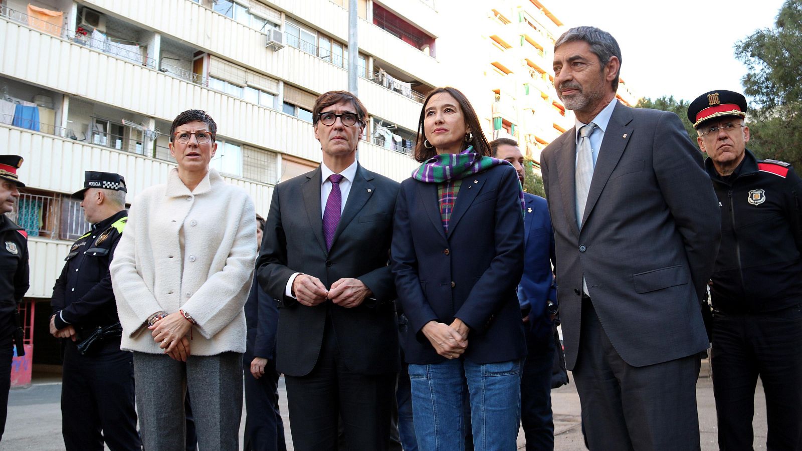 El president de la Generalitat, Salvador Illa, i la consellera d'Interior, Núria Parlon, al barri de La Mina